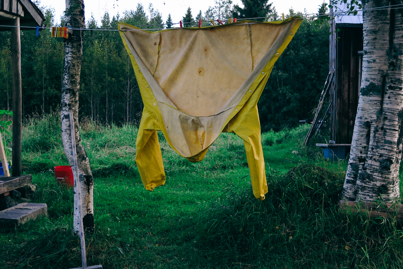 keltainen_yellow_sadetakki_raincoat_mundance_photography_sotkamo_finland_jaakko_hyvonen