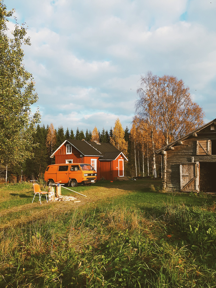 vw-t3-kainuu-ruska-punainen-tupa-mokki-transporter-aitta-navetta-hirsi-pihapiiri-pihakoivu-autumn-visit-finland-punarinta-mainostoimisto-vuokatti-kainuu