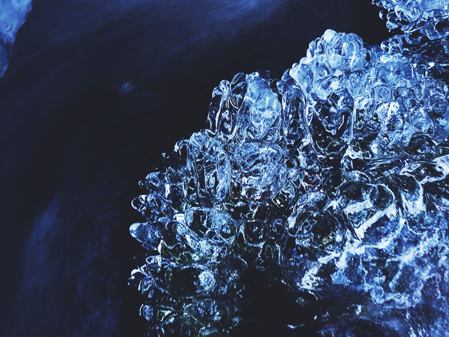 ice-art-jaa-taide-kuplia-puron-vedessa-sininen-dark-blue-water