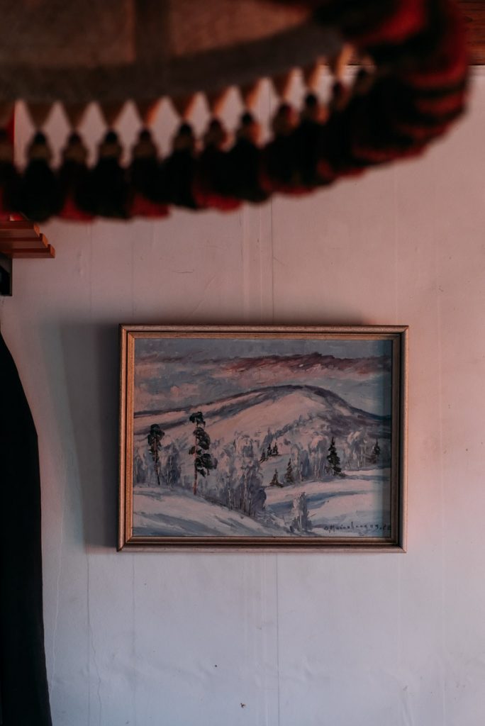 maalaus talvinen tunturi maisema taulu seinalla